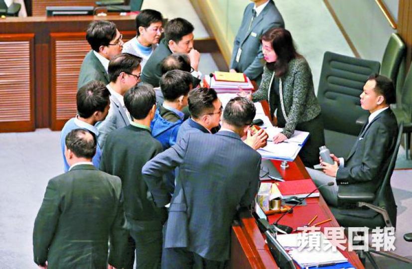 ■泛民不滿梁君彥將議案轉交內會討論,矢言杯葛會議抗爭。王子俊攝■李慧琼昨提出可先表決是否用表決方式處理有關議案。 ■泛民不滿梁君彥將議案轉交內會討論,矢言杯葛會議抗爭。王子俊攝■李慧琼昨提出可先表決是否用表決方式處理有關議案。