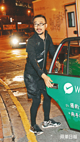 ■遭廉署拘捕的康宏主席王利民,昨晚現身香港殯儀館,出席友人喪禮。溫文學攝■曹貴子太太(圓圖)上周傍晚帶同四子女及兩女傭,拖着一個大型行李篋及拿着其他東西到華貴邨一個單位。■康宏副主席馮雪心昨晚近9時離開廉署。王子俊攝曹貴子 ■遭廉署拘捕的康宏主席王利民,昨晚現身香港殯儀館,出席友人喪禮。溫文學攝■曹貴子太太(圓圖)上周傍晚帶同四子女及兩女傭,拖着一個大型行李篋及拿着其他東西到華貴邨一個單位。■康宏副主席馮雪心昨晚近9時離開廉署。王子俊攝曹貴子