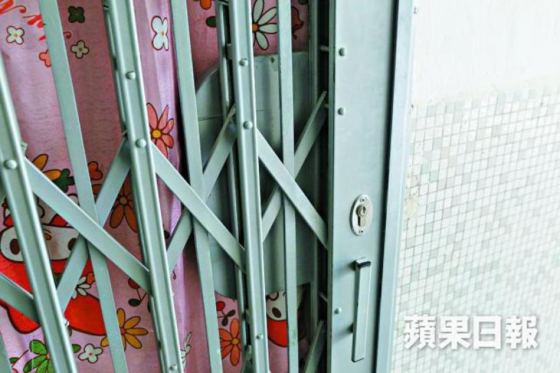 ■大元邨欖閘,向屋內的閘鎖鑲在一塊大鐵板上,但保安作用不大。 ■大元邨欖閘,向屋內的閘鎖鑲在一塊大鐵板上,但保安作用不大。