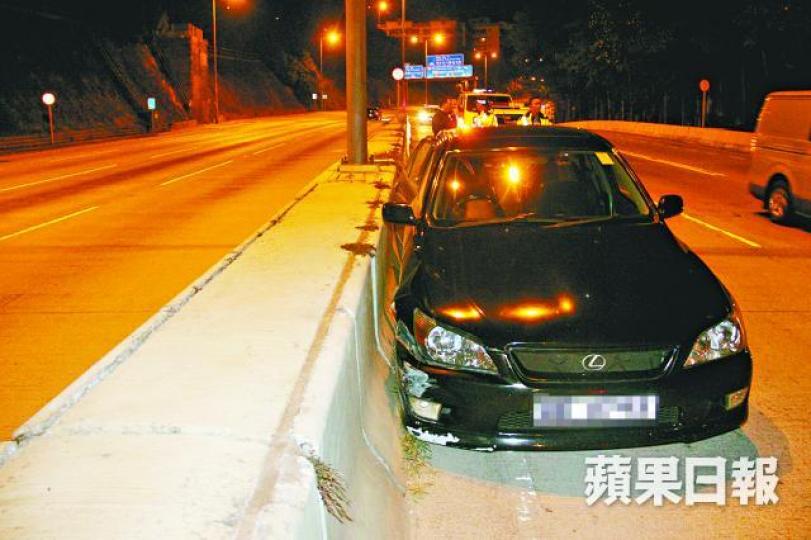 ■死者座駕撞壆損毀,右邊車身留下花痕。鄭文輝攝 ■死者座駕撞壆損毀,右邊車身留下花痕。鄭文輝攝