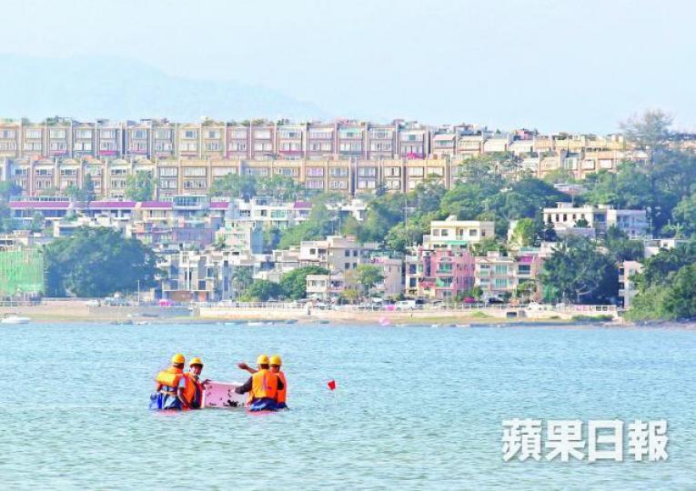 【移居】■海洋生物被遷往距離700米的汀角東,放進水底。朱家駿攝■土木署人員昨在龍尾捕捉海洋生物,放進發泡膠箱。 【移居】■海洋生物被遷往距離700米的汀角東,放進水底。朱家駿攝■土木署人員昨在龍尾捕捉海洋生物,放進發泡膠箱。