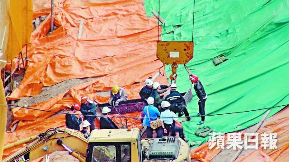 ■意外後調查人員將天秤降下,勾住涉事工字鐵模擬吊運,以了解出事原因。徐雲庭攝 ■意外後調查人員將天秤降下,勾住涉事工字鐵模擬吊運,以了解出事原因。徐雲庭攝