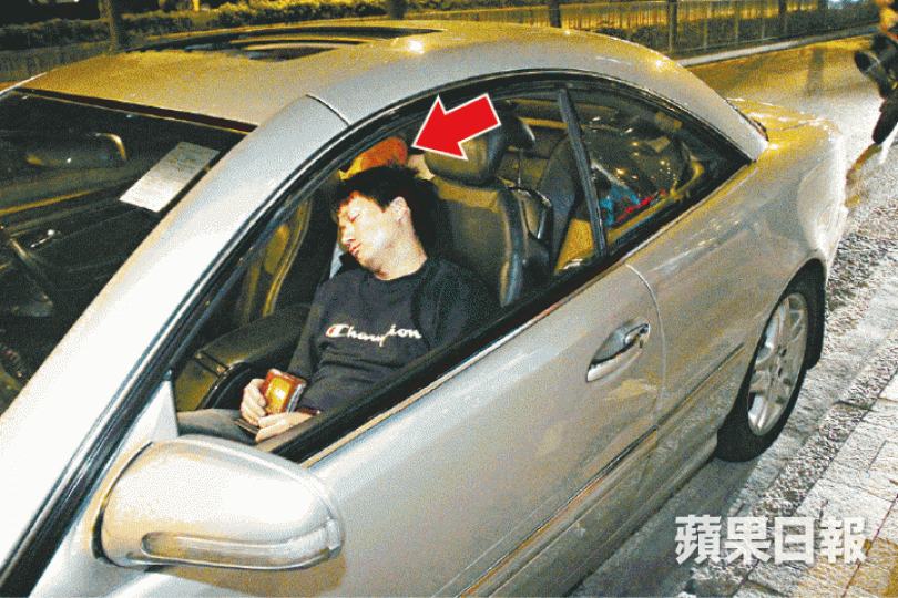 ■平治內兩名醉客於前座及後座(箭嘴示)不省人事。唐家輝攝■停在路邊的私家車被撞毀。 ■平治內兩名醉客於前座及後座(箭嘴示)不省人事。唐家輝攝■停在路邊的私家車被撞毀。