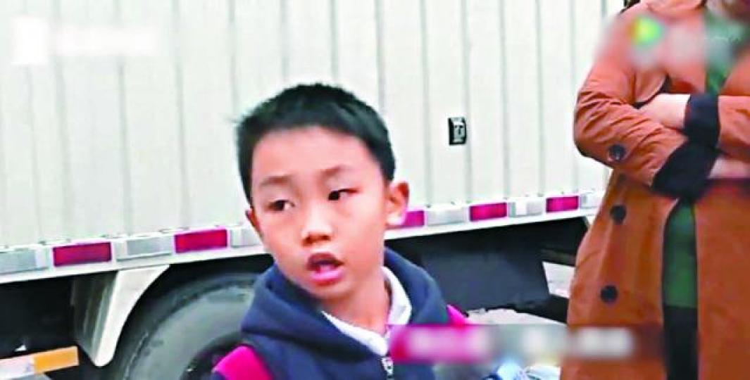 ■小英雄陳玖易講述救人經過。 ■小英雄陳玖易講述救人經過。
