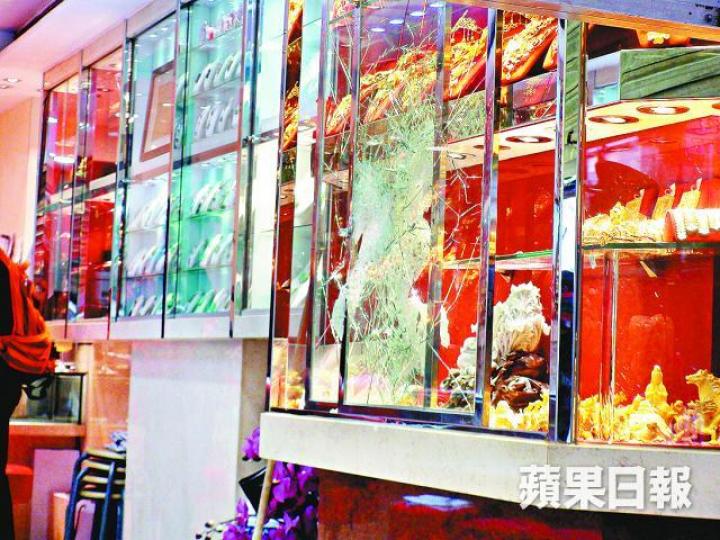■遇竊金行一個飾櫃的玻璃被賊人扑爛。胡恩宏攝 ■遇竊金行一個飾櫃的玻璃被賊人扑爛。胡恩宏攝