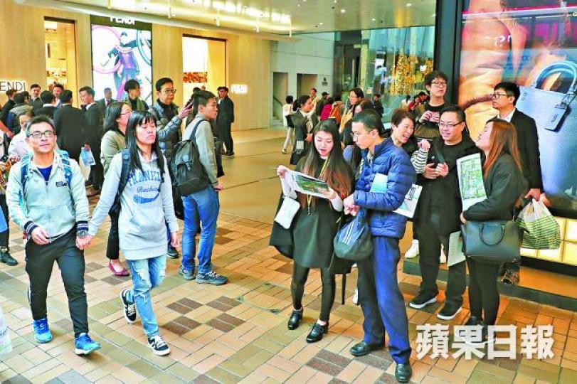 ■Monterey售樓處外大批經紀,睇樓客不多。■九肚山新盤昨有經紀擺檔,不時追車截客。 ■Monterey售樓處外大批經紀,睇樓客不多。■九肚山新盤昨有經紀擺檔,不時追車截客。