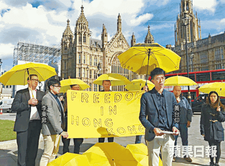 ■今年9月,黃台仰及李東昇在倫敦出席傘運3周年活動。■梁天琦昨表示原打算外遊過聖誕。黃台仰李東昇 ■今年9月,黃台仰及李東昇在倫敦出席傘運3周年活動。■梁天琦昨表示原打算外遊過聖誕。黃台仰李東昇