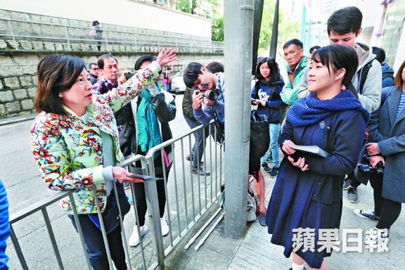 ■聖母本土關注組學生在校外派傳單,被自稱校友者指罵。謝榮耀攝■便衣探員在聖母書院附近截查派本土傳單者及抄下個人資料。 ■聖母本土關注組學生在校外派傳單,被自稱校友者指罵。謝榮耀攝■便衣探員在聖母書院附近截查派本土傳單者及抄下個人資料。
