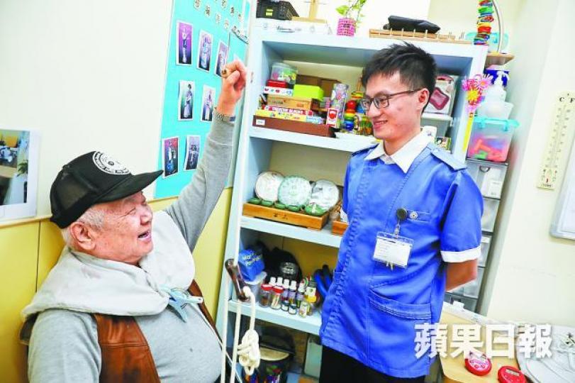 ■陳伯(左)指陳卓文(右)等年輕保健員為院舍帶來朝氣。 ■陳伯(左)指陳卓文(右)等年輕保健員為院舍帶來朝氣。