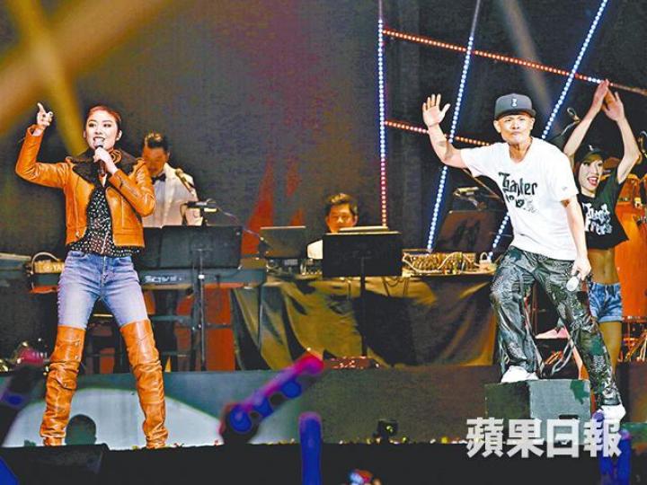 ■側田邀得Kelly擔任嘉賓,他企在木箱說:「終於高過你!」■兩場紅館騷落幕,側田直言可以狂食。 ■側田邀得Kelly擔任嘉賓,他企在木箱說:「終於高過你!」■兩場紅館騷落幕,側田直言可以狂食。