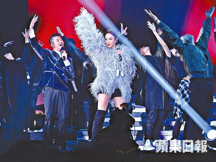 ■Yumiko捱義氣為吳浩康擔任表演嘉賓。■梁浸浸在觀眾席為媽咪Yumiko打氣。■蔣雅文由台灣返港入場支持吳浩康。■(左起)劉浩龍、黃依汶與老公陳國坤齊齊睇騷。 ■Yumiko捱義氣為吳浩康擔任表演嘉賓。■梁浸浸在觀眾席為媽咪Yumiko打氣。■蔣雅文由台灣返港入場支持吳浩康。■(左起)劉浩龍、黃依汶與老公陳國坤齊齊睇騷。