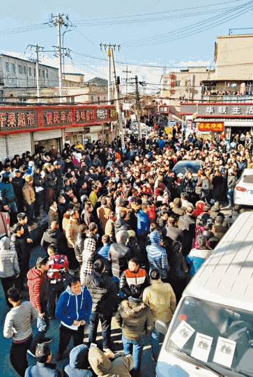 ■北京趕絕低端人口激起民憤,逾百示威者昨在「世界人權日」上街抗議。互聯網■有示威人士遭公安帶走。■北京費家村貼有告示,要求所有租戶本月中前撤走。 ■北京趕絕低端人口激起民憤,逾百示威者昨在「世界人權日」上街抗議。互聯網■有示威人士遭公安帶走。■北京費家村貼有告示,要求所有租戶本月中前撤走。