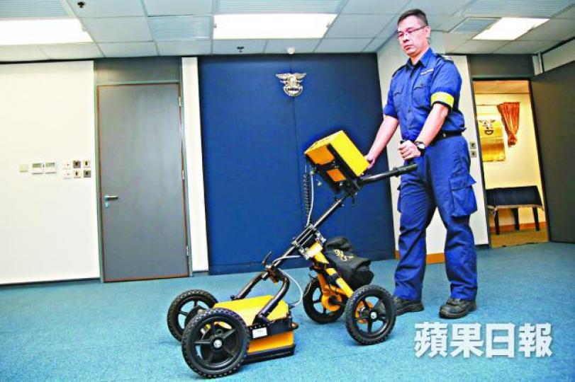 ■搜查隊於2009年打鼓嶺謀殺案中用探地雷達,尋獲埋於地下的屍體。朱家駿攝 ■搜查隊於2009年打鼓嶺謀殺案中用探地雷達,尋獲埋於地下的屍體。朱家駿攝