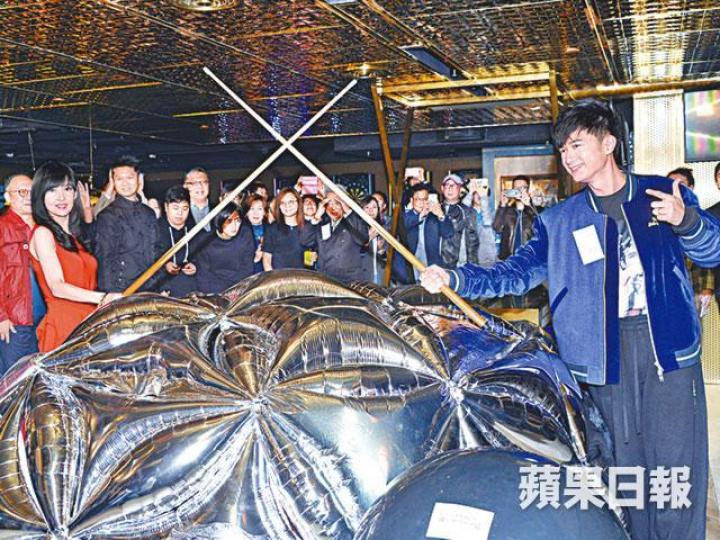 ■基仔同周慧敏即場打友誼波比試球技。■桌球室放咗倪震同周慧敏8年多前嘅婚紗相,兩人怕醜拒擺同甫士合照。■郭秀雲(右)前來賀周慧敏嘅桌球室開張。 ■基仔同周慧敏即場打友誼波比試球技。■桌球室放咗倪震同周慧敏8年多前嘅婚紗相,兩人怕醜拒擺同甫士合照。■郭秀雲(右)前來賀周慧敏嘅桌球室開張。