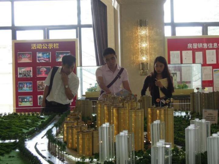 ■國內不少中產都持有起碼幾套房,完全和1997年的香港一樣,槓桿不是一個小問題。 資料圖片 ■國內不少中產都持有起碼幾套房,完全和1997年的香港一樣,槓桿不是一個小問題。 資料圖片