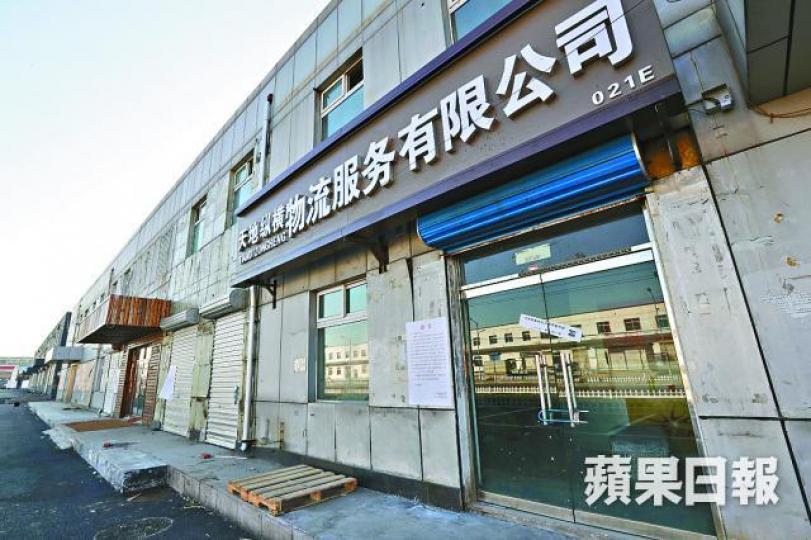 ■皮村因工廠多物流發達,但現今物流一條街全被封待拆。 ■皮村因工廠多物流發達,但現今物流一條街全被封待拆。