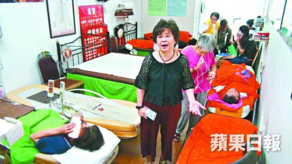 ■健康中心以試瞓「防中風按摩床」吸客,惟董事黃桂平向記者否認產品有效。黃學潤攝 ■健康中心以試瞓「防中風按摩床」吸客,惟董事黃桂平向記者否認產品有效。黃學潤攝