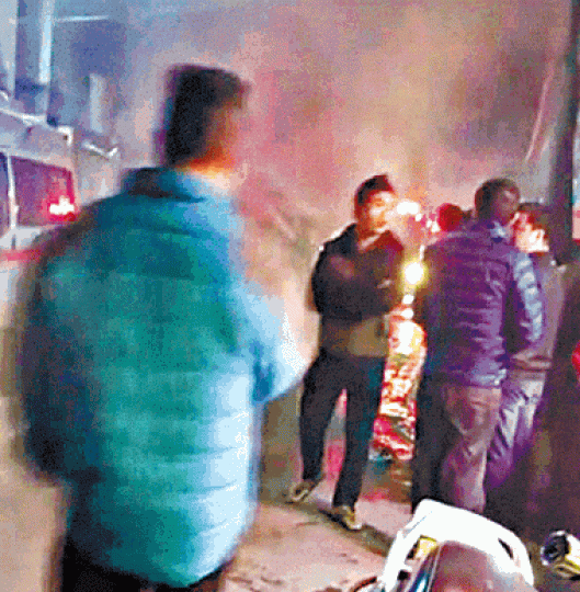 ■海豐公平鎮日興小區的攤檔大火釀成8人死亡。互聯網 ■海豐公平鎮日興小區的攤檔大火釀成8人死亡。互聯網