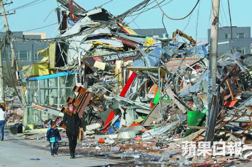 ■大興新建村火災後,當局將該村眾多出租公寓及簡易廠房一律強拆推翻,夷為廢墟。《蘋果》記者攝■被趕離出租屋無處可歸,露宿街頭的戴伯伯夫婦。《蘋果》記者攝 ■大興新建村火災後,當局將該村眾多出租公寓及簡易廠房一律強拆推翻,夷為廢墟。《蘋果》記者攝■被趕離出租屋無處可歸,露宿街頭的戴伯伯夫婦。《蘋果》記者攝