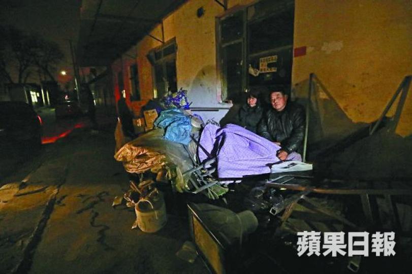 ■北京順義區李橋鎮頭二營村,年逾六旬的戴先生與妻子在寒夜遭趕離出租屋,流落街頭,妻子更因逼遷致腦梗塞發作。《蘋果》記者攝 ■北京順義區李橋鎮頭二營村,年逾六旬的戴先生與妻子在寒夜遭趕離出租屋,流落街頭,妻子更因逼遷致腦梗塞發作。《蘋果》記者攝