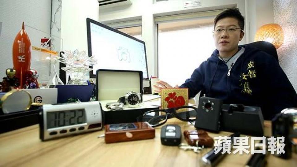 女偵探文顯楠指,偷拍工具主要分室內及室外,前者較常把針孔鏡頭置入擺設中;後者則改裝到流動性較高的日常用品。室外偷拍方面,較常將針孔鏡頭置入車匙或手錶,方便之餘夠自然,更不失功能性。這款紅外線鏡頭偵測器,能探測10米範圍內的針孔鏡頭、有線及無線攝影機甚至追蹤器,價錢約數十元起有交易,於深水埗或網上亦可輕易買到。不少女性都會倚傍車廂座位側邊的玻璃,不過要小心有偷拍鏡頭從座位伸出,令裙下春光失守。有偷拍者甚至會將改裝紙袋,加入針孔鏡頭,趁港鐵人多擠迫時靠近目標,假裝不經意拍攝裙底照。 女偵探文顯楠指,偷拍工具主要分室內及室外,前者較常把針孔鏡頭置入擺設中;後者則改裝到流動性較高的日常用品。室外偷拍方面,較常將針孔鏡頭置入車匙或手錶,方便之餘夠自然,更不失功能性。這款紅外線鏡頭偵測器,能探測10米範圍內的針孔鏡頭、有線及無線攝影機甚至追蹤器,價錢約數十元起有交易,於深水埗或網上亦可輕易買到。不少女性都會倚傍車廂座位側邊的玻璃,不過要小心有偷拍鏡頭從座位伸出,令裙下春光失守。有偷拍者甚至會將改裝紙袋,加入針孔鏡頭,趁港鐵人多擠迫時靠近目標,假裝不經意拍攝裙底照。