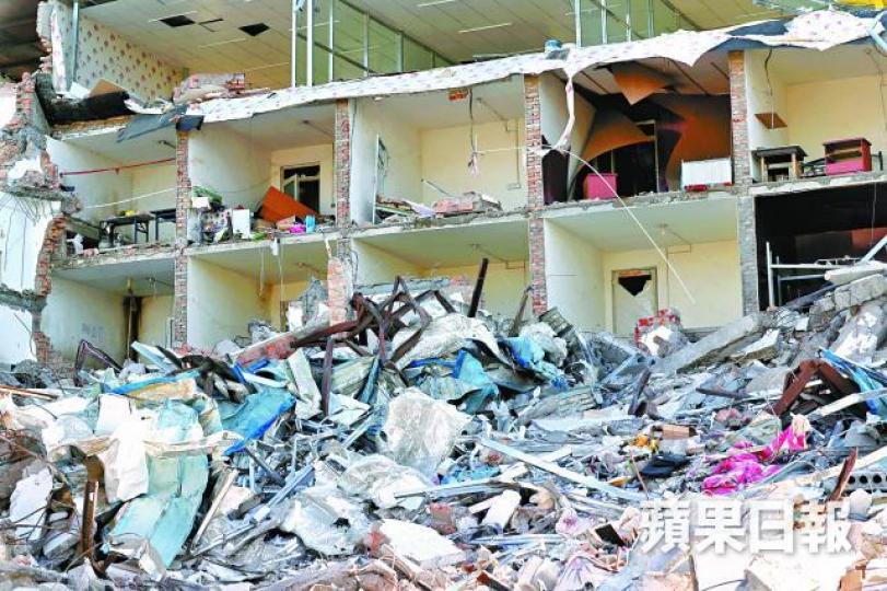■新建村一幢公寓被拆了一半。 ■新建村一幢公寓被拆了一半。