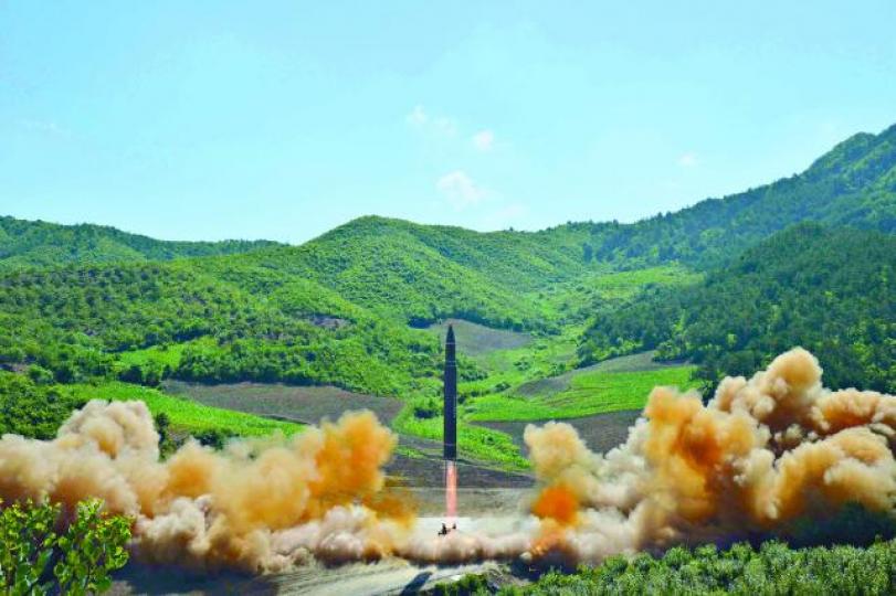 ■北韓今年一再試射洲際彈道導彈,令全球核危機升溫;圖為「火星14型」。 資料圖片 ■北韓今年一再試射洲際彈道導彈,令全球核危機升溫;圖為「火星14型」。 資料圖片