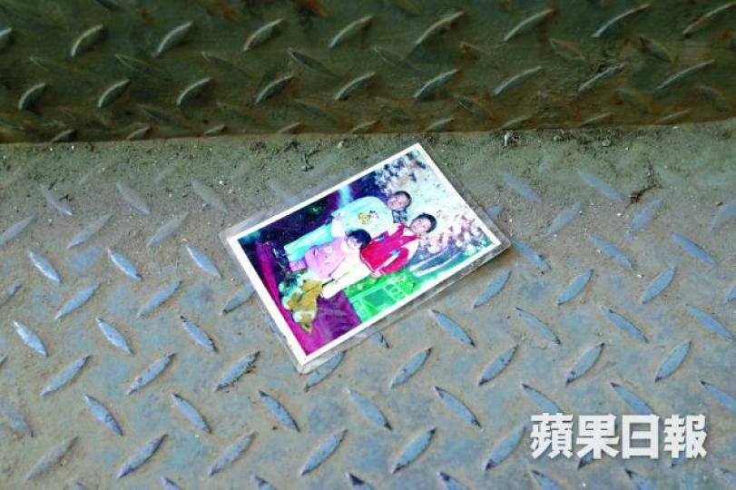 ■火災強拆後的新建村,一張合照遺落在廢墟中。 ■火災強拆後的新建村,一張合照遺落在廢墟中。
