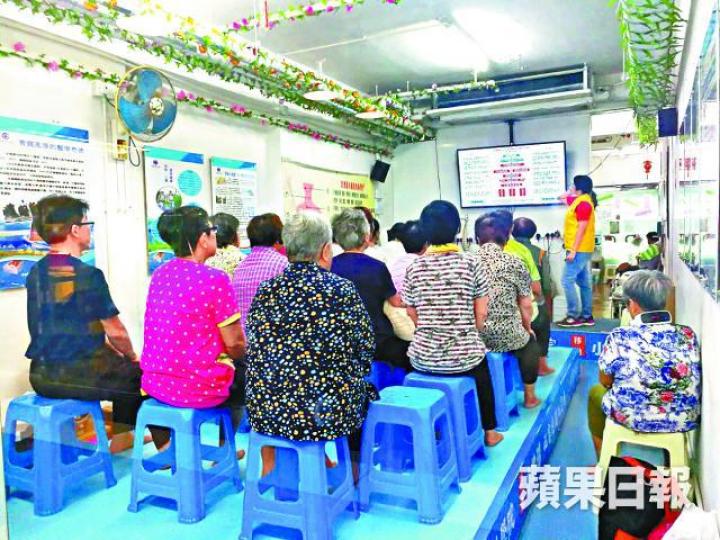■中心舉辦講座,安排長者赤腳於通電地台上接受光管測試,吹噓可檢測健康狀況。張軍攝■若長者手握光管時光度不足,職員便會藉機推銷產品。林熊攝 ■中心舉辦講座,安排長者赤腳於通電地台上接受光管測試,吹噓可檢測健康狀況。張軍攝■若長者手握光管時光度不足,職員便會藉機推銷產品。林熊攝