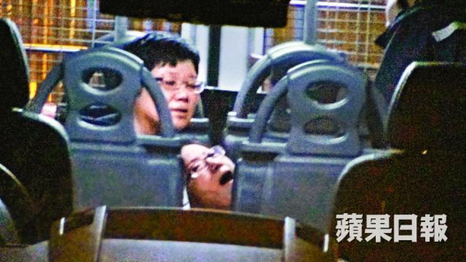 ■母親聞悉女兒跳樓斃命,在警車上哭成淚人。黎家駒攝
■母親聞悉女兒跳樓斃命,在警車上哭成淚人。黎家駒攝