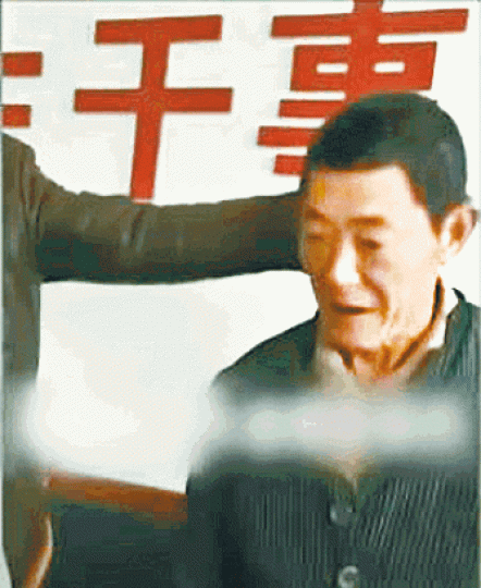 ■李澤龍被按頭鞠躬。 ■李澤龍被按頭鞠躬。