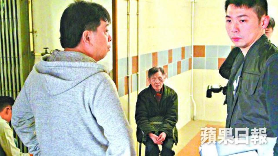 ■婆婆遭掠去萬多元現金,警員事後在現場調查。 ■婆婆遭掠去萬多元現金,警員事後在現場調查。