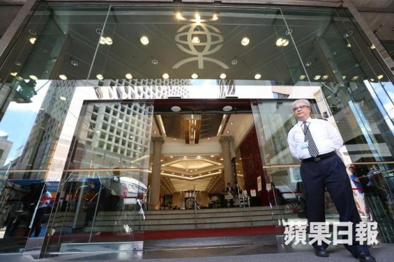 ■東亞上周起削減大澳分行櫃台服務時間,惹近百居民抗議。資料圖片 ■東亞上周起削減大澳分行櫃台服務時間,惹近百居民抗議。資料圖片