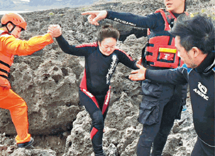 ■香港夫婦潛水遭海流沿海岸線漂流上岸獲救。台灣海巡署提供 ■香港夫婦潛水遭海流沿海岸線漂流上岸獲救。台灣海巡署提供