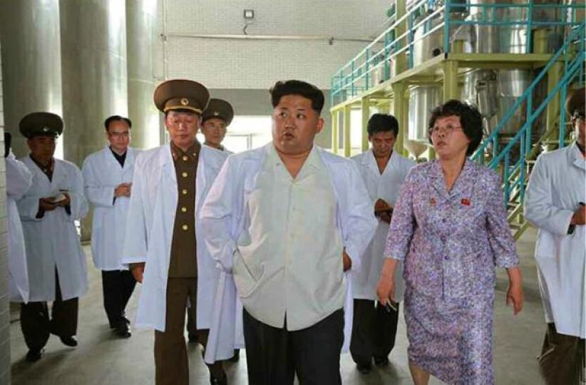 ■北韓前年發放金正恩到訪平壤生物技術研究所照片,令外界驚覺北韓已擁有可大規模製造生物武器的機器。 資料圖片 ■北韓前年發放金正恩到訪平壤生物技術研究所照片,令外界驚覺北韓已擁有可大規模製造生物武器的機器。 資料圖片