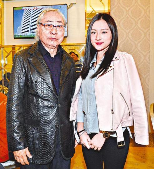 ■林建名自言怕聽不到,因此沒有與身旁的香港代表王曉敏溝通。
■林建名自言怕聽不到,因此沒有與身旁的香港代表王曉敏溝通。
