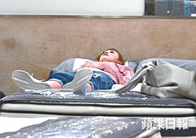 【試真啲】■黃心美為咗揀張好床褥,大庭廣眾下試完一張又一張。黃心美【爭啲仆】■黃心美邊行邊撳電話去搭扶手電梯,認真牙煙。DV圖片 【試真啲】■黃心美為咗揀張好床褥,大庭廣眾下試完一張又一張。黃心美【爭啲仆】■黃心美邊行邊撳電話去搭扶手電梯,認真牙煙。DV圖片