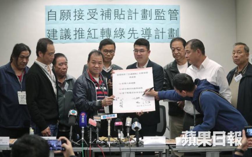 ■代表八成紅van的商會代表昨承諾紅van將裝八達通機、行駛固定路線,並會定下較穩定的車資,促當局將紅van納入計劃內。 ■代表八成紅van的商會代表昨承諾紅van將裝八達通機、行駛固定路線,並會定下較穩定的車資,促當局將紅van納入計劃內。