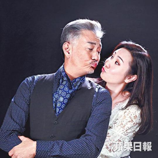 ■吳岱融為慶祝明年情人節結婚22周年,開金口唱歌作為兩公婆主題曲。■吳岱融雖事隔20多年再開金口,但完全沒有壓力。■鍾淑慧好緊張老公的演出,在鏡頭外都親自為老公影相。■吳岱融一家三口幸福滿瀉,兒子還為MV剪接。資料圖片 ■吳岱融為慶祝明年情人節結婚22周年,開金口唱歌作為兩公婆主題曲。■吳岱融雖事隔20多年再開金口,但完全沒有壓力。■鍾淑慧好緊張老公的演出,在鏡頭外都親自為老公影相。■吳岱融一家三口幸福滿瀉,兒子還為MV剪接。資料圖片