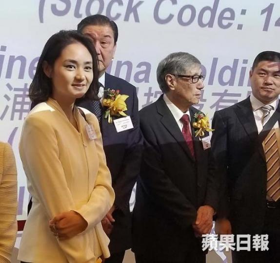 ■日清第三代掌舵人安藤清隆嘅太太董怡奈(左)好省鏡。■呢包鍍金一比一嘅出前一丁,睇到大家嘩嘩聲。 ■日清第三代掌舵人安藤清隆嘅太太董怡奈(左)好省鏡。■呢包鍍金一比一嘅出前一丁,睇到大家嘩嘩聲。