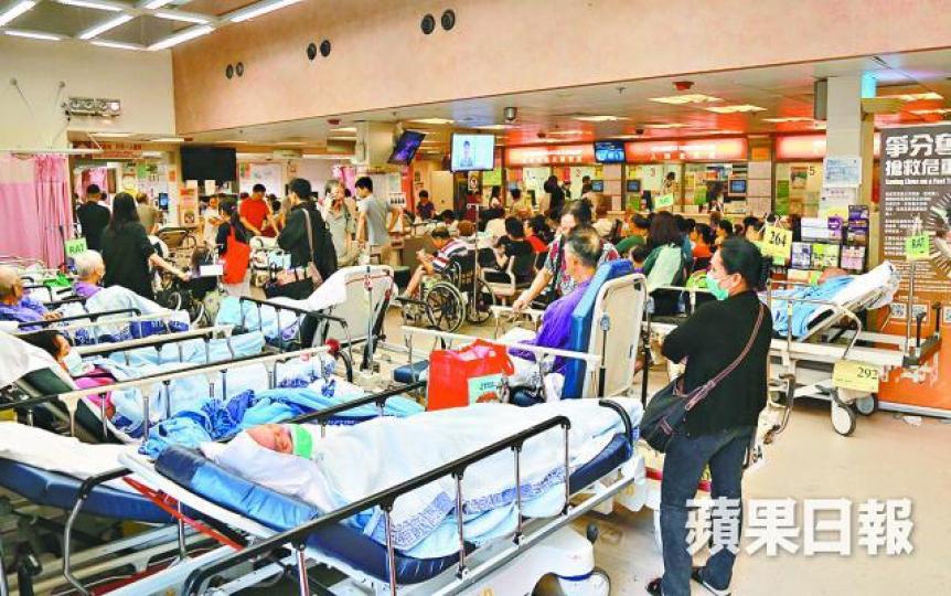 ■公院長期逼爆,醫管局將加開病床。資料圖片 ■公院長期逼爆,醫管局將加開病床。資料圖片