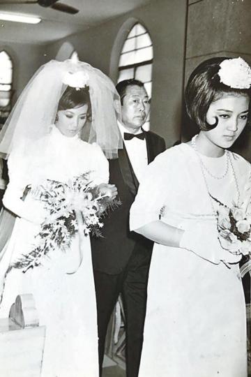■當年井莉(左)在父親井淼(中)陪伴下出嫁,馬海倫(右)則是伴娘。■井莉與謝宏中離婚後,對方再娶呂有佳(右)。資料圖片 ■當年井莉(左)在父親井淼(中)陪伴下出嫁,馬海倫(右)則是伴娘。■井莉與謝宏中離婚後,對方再娶呂有佳(右)。資料圖片