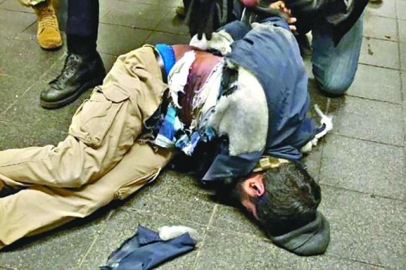 ■身纏爆炸裝置的疑犯受傷被制服。互聯網■港務局站內大批巿民緊急疏散。 ■身纏爆炸裝置的疑犯受傷被制服。互聯網■港務局站內大批巿民緊急疏散。