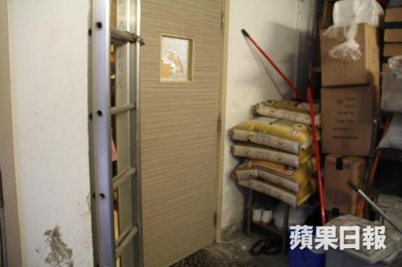 ■賊人疑從後巷撬氣窗,伸手入內開啟門鎖潛入。 ■賊人疑從後巷撬氣窗,伸手入內開啟門鎖潛入。