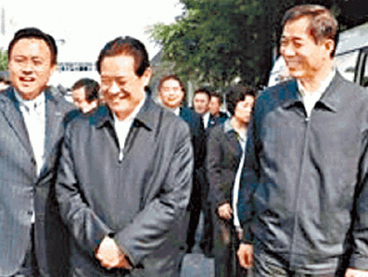 ■薄熙來(右)及周永康(中)同樣因「經濟犯罪」被捕。互聯網 ■薄熙來(右)及周永康(中)同樣因「經濟犯罪」被捕。互聯網