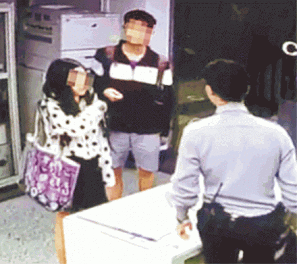 ■石姓女生(左一)早前到警局求助時,陳男(中)也在後跟隨。■陳姓嫌犯持刀割學妹頸部,被警方拘捕。台灣《蘋果日報》 ■石姓女生(左一)早前到警局求助時,陳男(中)也在後跟隨。■陳姓嫌犯持刀割學妹頸部,被警方拘捕。台灣《蘋果日報》