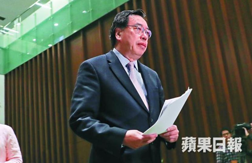立法會主席梁君彥■立法會保安及工作人員昨在大樓正門架起一米高鋼板以防衝擊。許頌明攝■立法會保安昨深夜將留守在立會示威區的市民抬走。王子俊攝 立法會主席梁君彥■立法會保安及工作人員昨在大樓正門架起一米高鋼板以防衝擊。許頌明攝■立法會保安昨深夜將留守在立會示威區的市民抬走。王子俊攝