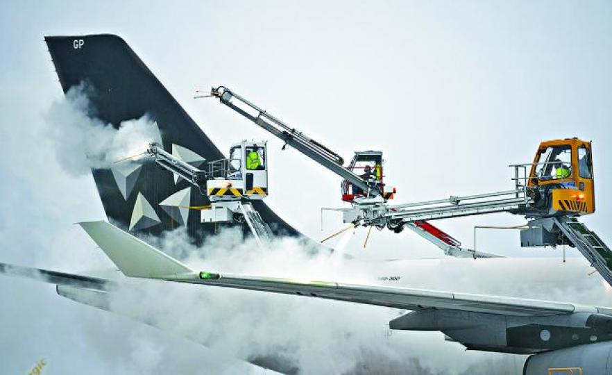 【德國】■法蘭克福機場職員為一架客機除雪。美聯社【法國】■在加萊擱淺的郵輪,要多艘拖船合力拖走。■倫敦雪花飄揚,御林軍在遮蔭下駐守。 【德國】■法蘭克福機場職員為一架客機除雪。美聯社【法國】■在加萊擱淺的郵輪,要多艘拖船合力拖走。■倫敦雪花飄揚,御林軍在遮蔭下駐守。