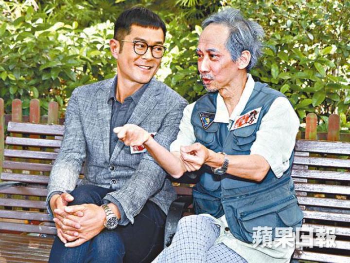 ■張達明扮老翁與古仔(左)演戲,讚古仔演戲有進步。■靚靚雖然答應為張達明監製的新片演出,但沒有因而減片酬。■吳鎮宇昨日參與新片開鏡儀式,戲中將與靚靚再度合作。■(左起)盧海鵬、導演邱禮濤及鄭丹瑞昨日出席電影《家和萬事驚》開鏡拜神。■麥長青與江美儀在現場玩自拍。 ■張達明扮老翁與古仔(左)演戲,讚古仔演戲有進步。■靚靚雖然答應為張達明監製的新片演出,但沒有因而減片酬。■吳鎮宇昨日參與新片開鏡儀式,戲中將與靚靚再度合作。■(左起)盧海鵬、導演邱禮濤及鄭丹瑞昨日出席電影《家和萬事驚》開鏡拜神。■麥長青與江美儀在現場玩自拍。