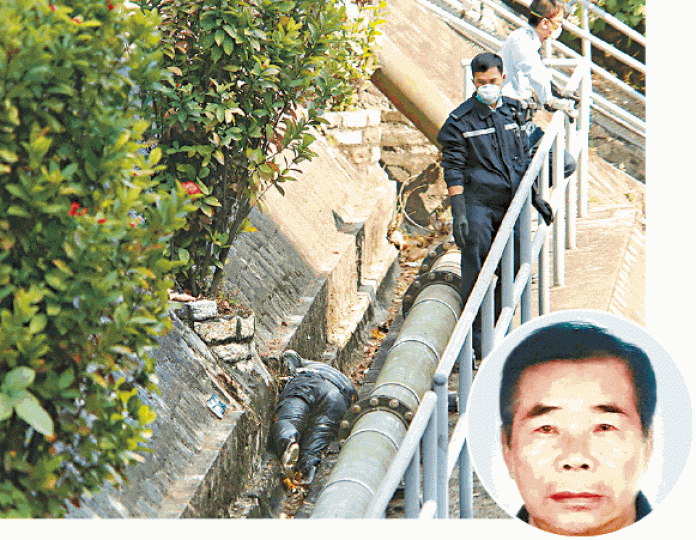 ■死者周松健(小圖)伏屍明愛醫院對開一條引水道內。 ■死者周松健(小圖)伏屍明愛醫院對開一條引水道內。